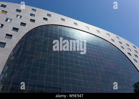 Rotterdam, Holland - Juli 30, 2019: Fassade des Markthal gebäude mit Glasfenstern Stockfoto