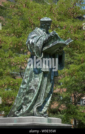 Rotterdam, Holland - Juli 30, 2019: Bronze Statue der Niederländischen Renaissance Humanisten Erasmus von Rotterdam bei Grotekerkplein Stockfoto