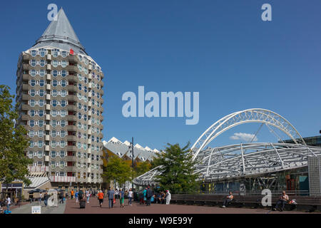 Rotterdam, Holland - Juli 30, 2019: Blaaktower, der Bleistift, der von dem Architekten Piet Blom und der blaak Bahnhof entwickelt, genannt Stockfoto