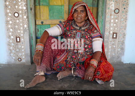 Tribal Frau in einem ländlichen Dorf im Bezirk von Kutch, Gujarat. Die Region Kutch ist bekannt für seine Stammesleben und traditionelle Kultur bekannt. Stockfoto