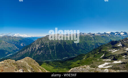 Mountain Range vor dem Hintergrund des blauen Himmels. Nördlicher Kaukasus, Russland Stockfoto