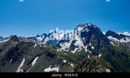 Die Black Mountain Peak im Vordergrund ist ein felsigen Grat. Nördlicher Kaukasus, Russland Stockfoto