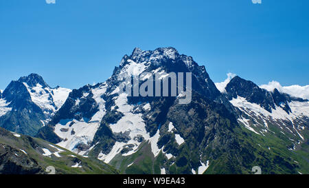 Berg in Schwarz, bedeckt mit Gletscher und Schnee. Dombay, Nordkaukasus, Russland Stockfoto