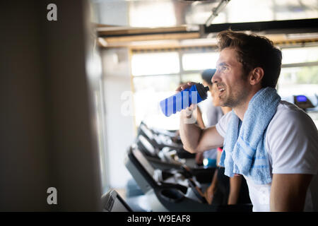 Lifestyle Portrait von Stattlichen muskulösen Mann nach dem Training in der Sport Fitnessraum Stockfoto