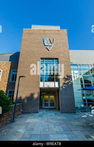 DURHAM, NC, USA - 8. AUGUST: Law School Gebäude am 8. August 2019 an der Duke University in Durham, North Carolina. Stockfoto