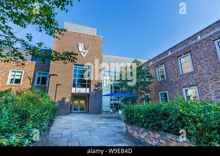 DURHAM, NC, USA - 8. AUGUST: Law School Gebäude am 8. August 2019 an der Duke University in Durham, North Carolina. Stockfoto