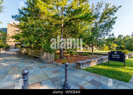 DURHAM, NC, USA - 8. AUGUST: Law School Gebäude am 8. August 2019 an der Duke University in Durham, North Carolina. Stockfoto