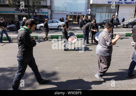 Schiiten auf die Straße, während des heiligen Monats Muharram der Tod des dritten Imam Hussein zu gedenken, die mehr als 1300 Jahren in Kerbela Stockfoto