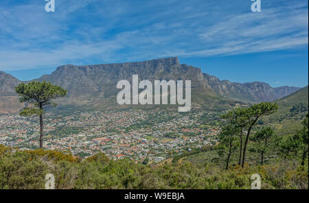 Tafelberg, Kapstadt, Südafrika - Oktober 29, 2017: Ein Blick auf den Tafelberg in Kapstadt, von Lion's Head Mountain genommen Stockfoto