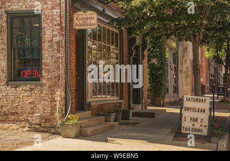 Frederick, Maryland, USA - 23. Mai 2018: Wäscheservice auf ein Frederick Street aus einem sonnigen Nachmittag Stockfoto