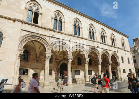 DUBROVNIK, KROATIEN - 11. JULI 2019: Touristen Besuche Rektor Palast in Dubrovnik, Kroatien Stockfoto