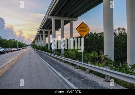 Overseas Highway nach Key West, Florida Keys, Florida, USA - 15. Juli 2018: Die Unterseite des Overseas Highway mit einem Warnzeichen für Krokodil Stockfoto