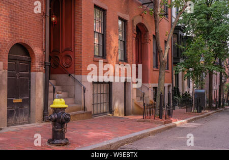 Acorn Street im Beacon Hill, Boston, Massachusetts, USA - 28. Juli 2018: Einträge von Villen in der Beacon Hill Viertel in der Stadt Bosto Stockfoto