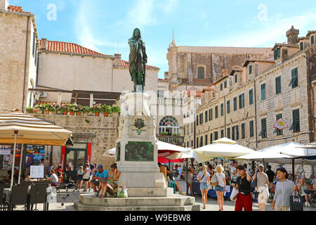 DUBROVNIK, KROATIEN - Juli 11,2019: Main Gundulic Square mit Skulptur von Ivan Gundulic Stockfoto