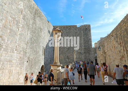 DUBROVNIK, KROATIEN - Juli 11,2019: Masse von Touristen kommen und gehen Sie durch Pile Gate in Dubrovnik, Kroatien Stockfoto