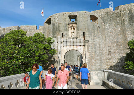 DUBROVNIK, KROATIEN - Juli 11,2019: Masse von Touristen kommen und gehen Sie durch Pile Gate in Dubrovnik, Kroatien Stockfoto