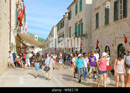 DUBROVNIK, KROATIEN - Juli 11,2019: Menge der Touristen in Stradun Straße Besuche der Altstadt von Dubrovnik in Kroatien, Europa Stockfoto