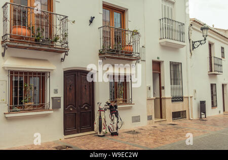 Nerja, Malaga, Andalusi, Spanien - 20. März 2019: Golf Sticks vor eine typische Straße in Andalusien, Südspanien Stockfoto