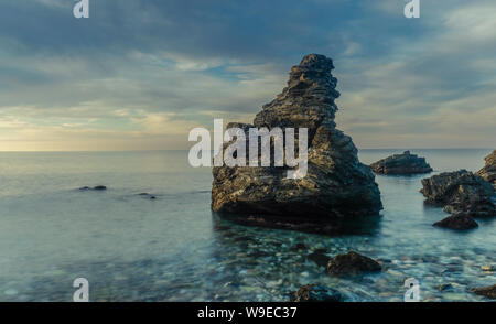 Nerja, Malaga, Andalusi, Spanien - Februar 7, 2019: Molino Strand, kleine Stein Strand mit großen Felsen am Ufer, Nerja, Spanien Stockfoto