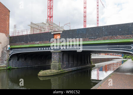 Barker Bridge ist ein Klasse 2 aufgeführten gusseiserne Brücke über den Fazeley Canal in Aston, Birmingham, Großbritannien Stockfoto