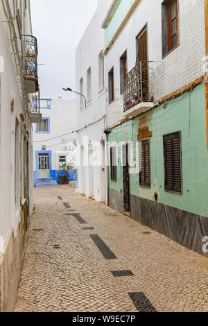 Enge Gasse in der Altstadt in Olhao, Algarve, Portugal. Stockfoto