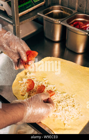 7/8-Ansicht von Cook in Handschuhen Vorbereitung Döner Stockfoto