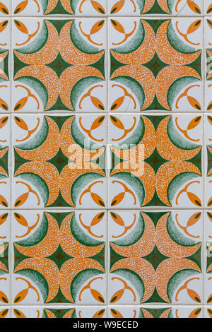 Azulejos, bunt bemalten Keramikfliesen auf einem Haus in Olhao, Algarve, Portugal. Stockfoto