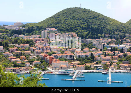 Panoramablick von Dubrovnik mit dem Hafen, Kroatien, Europa Stockfoto