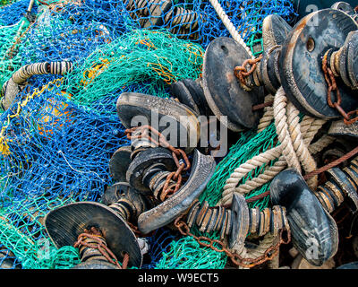 Swansea Marina. Fischernetze, Schleppnetze, Seile und Ketten aus Metall. Angelausrüstung aufgetürmt. Wales, Großbritannien. Stockfoto