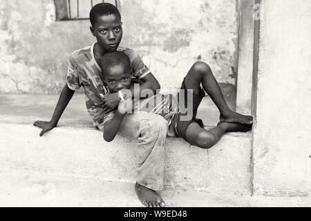 Jungen in einem Slum in dem Fischerdorf Jamestown in Accra, Ghana Stockfoto