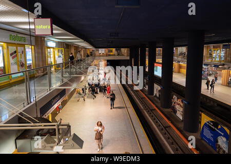 Polen, Warschau, Leute warten auf der Plattform an der Metrostation Centrum im Stadtzentrum Stockfoto