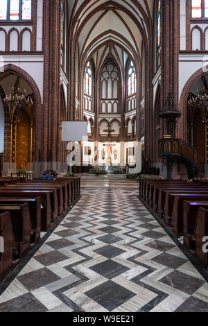 Kathedrale des Hl. Erzengels Michael und St. Florian der Märtyrer Interieur in Warschau, Polen, Blick zum Hochaltar Stockfoto