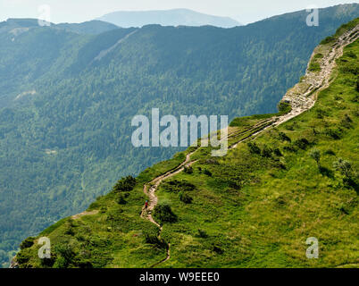 Ein solo Wanderer Spaziergänge an der Klippe Rand weg auf Les Trois Becs, in der Drome Region in Frankreich. Stockfoto