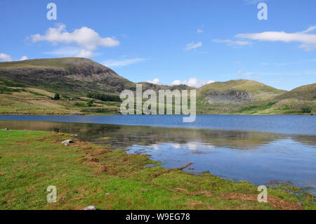 Der siehe Llyn Cwmystradllyn in den Bergen von Wales in der Nähe von Porthmadog Stockfoto