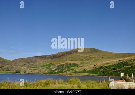 Der siehe Llyn Cwmystradllyn in den Bergen von Wales in der Nähe von Porthmadog Stockfoto