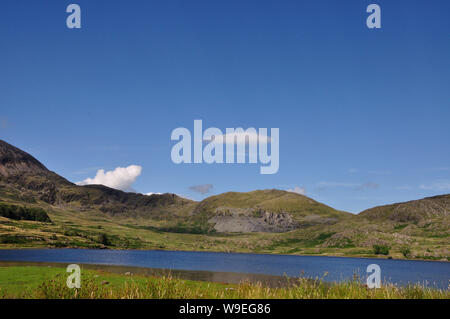 Der siehe Llyn Cwmystradllyn in den Bergen von Wales in der Nähe von Porthmadog Stockfoto