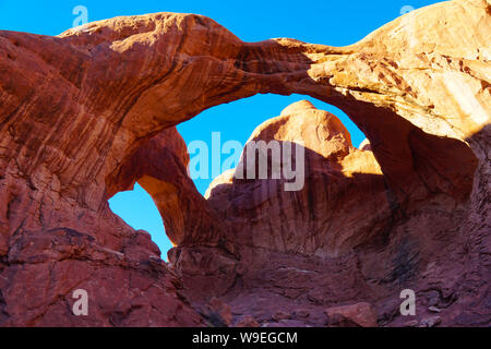 Die beeindruckende Architektur des Double Arch im Arches National Park auf einem hellen Herbst am Nachmittag. Stockfoto