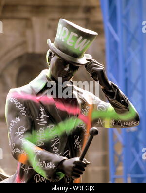 Edinburgh, Schottland, Großbritannien. 13 Aug, 2019. Edinburgh Fringe Festival war heute als die Hauptattraktion in Großbritannien sah Darsteller die Änderung in Wetter auf der Royal Mile, um Ihr Erscheinen zu fördern und für Straßenkünstler auf deren Stufe von der Straße zu unterhalten Genießen Sie gestimmt. Johnny Walker Statue. Während des Fringe 2-26 August 2019 die Johnnie Walker schreitenden Mann Statuen werden in der ganzen Stadt Beschilderung den Weg zu Shows und Events Credit platziert werden: Gerard Fähre / alamy Leben Nachrichten Stockfoto