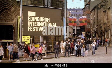 Edinburgh, Schottland, Großbritannien. 13 Aug, 2019. Edinburgh Fringe Festival war heute als die Hauptattraktion in Großbritannien sah Darsteller die Änderung in Wetter auf der Royal Mile, um Ihr Erscheinen zu fördern und für Straßenkünstler auf deren Stufe von der Straße zu unterhalten Genießen Sie gestimmt. Credit: Gerard Fähre / alamy Leben Nachrichten Stockfoto