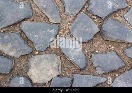 Alte Straße Bürgersteig von flachen Steinen in den Boden gemacht Stockfoto