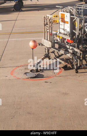 Flugzeug, Lkw-Betankung am Flughafen Stansted, Großbritannien. Stockfoto