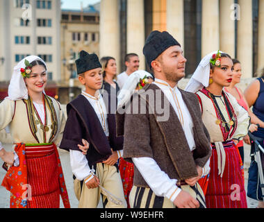 SKOPJE/Mazedonien - 28. AUGUST 2018: Mazedonische Darsteller und Flaggen in Skopje Internationales Festival für Musik und Tanz. Multi nationalen Teilnehmer Stockfoto