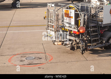 Flugzeug, Lkw-Betankung am Flughafen Stansted, Großbritannien. Stockfoto