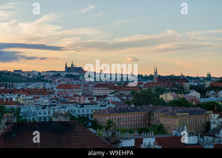 Blick auf die Prager Burg über der Moldau von Burg Vysehrad am Abend. Prag, Tschechische Republik Stockfoto