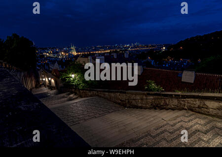 Panorama Prag bei Nacht - Blick von der Prager Burg über die Dächer von Prag. Stockfoto