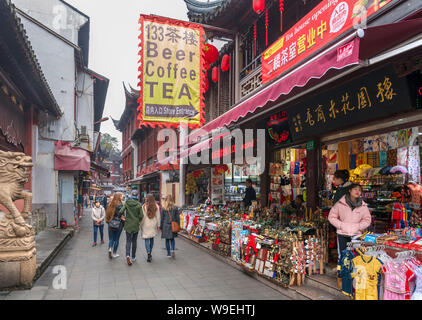 Geschäfte im Yu Garden Tourist Mart, Yuyuan Gärten, alte Stadt, Shanghai, China Stockfoto