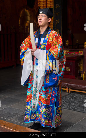 Taoistische Priester am Tempel der Stadt Götter (oder Tempel der Stadt Götter), Yuyuan Gärten, alte Stadt, Shanghai, China zu beten Stockfoto