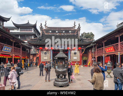 Innenhof im Tempel der Stadt Götter (oder Tempel der Stadt Götter), Yuyuan Gärten, alte Stadt, Shanghai, China Stockfoto