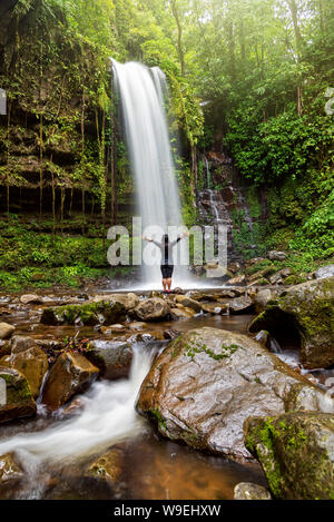 Nicht identifizierte Frau stehend an mahua Wasserfall in der Crocker Range National Park Tambunan Sabah Borneo Malaysia Stockfoto