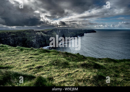 Berühmten Klippen von Moher Ufer in Irland Stockfoto
